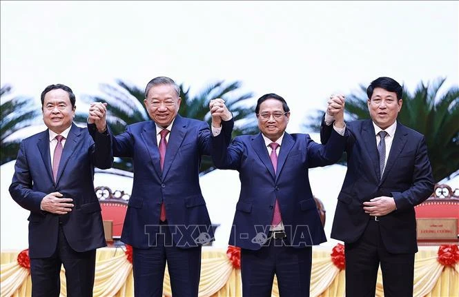 Le secrétaire général du Comité central du Parti et président To Lam (2e à partir de la gauche) et les membres du Bureau Politique : le Premier ministre Pham Minh Chinh (2e à partir de la droite), le président de l'Assemblée nationale Tran Thanh Man (1er à partir de la gauche) et le permanent du Secrétariat du Comité central du PCV, Luong Cuong (1er à droite). Photo : VNA