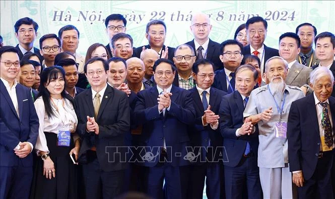 Le Premier ministre Pham Minh Chinh avec des intellectuels Viet-Kieu. Photo : VNA