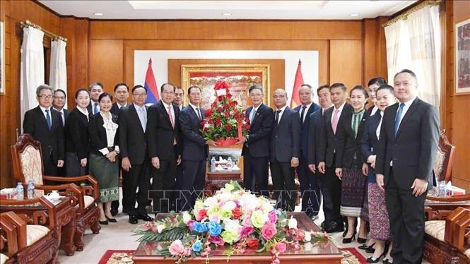 Une délégation du ministère lao des Affaires étrangères a visité l'ambassade du Vietnam à Vientiane pour féliciter le Vietnam à l'occasion du 79e anniversaire de sa Fête nationale (2 septembre). Photo : VNA