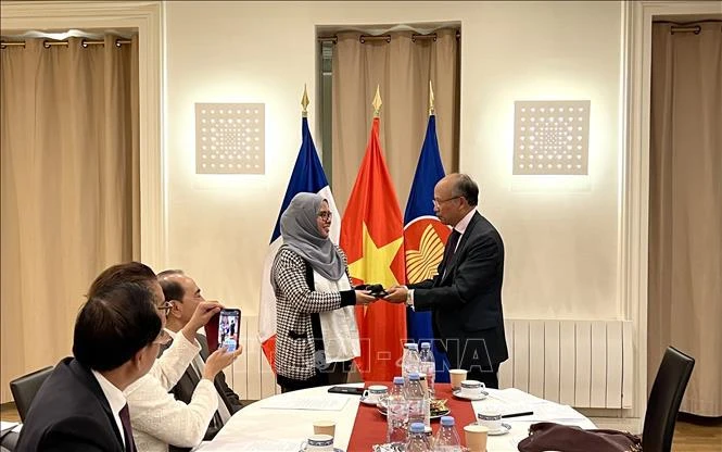 L'ambassadeur du Vietnam en France, Dinh Toan Thang, a présidé le 6 septembre au siège de l'ambassade une réunion du Comité de l'ASEAN à Paris (ACP), au cours de laquelle il a officiellement transmis la présidence tournante de l'ACP à la chargée d'affaires de l'ambassade du Brunei. Photo : Thu Ha/VNA