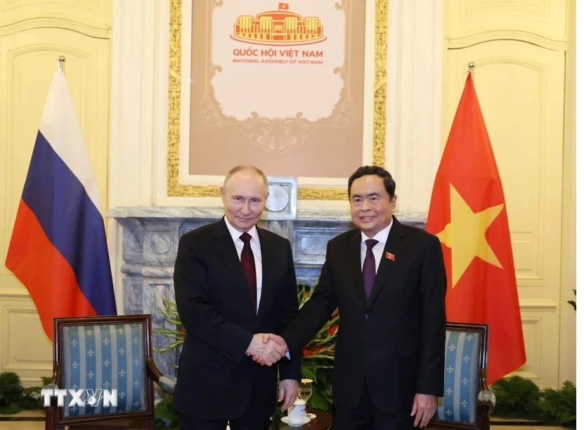 Le président de l'AN vietnamienne, Tran Thanh Man (à droite) et le président russe Poutine. Photo : VNA