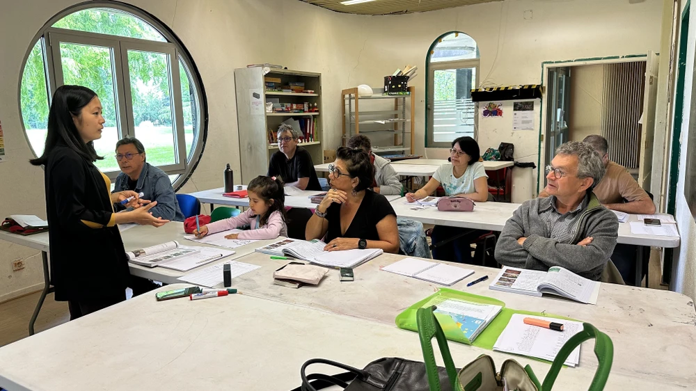 Un cours de vietnamien au Centre communautaire Grand Parc. Photo : VNA