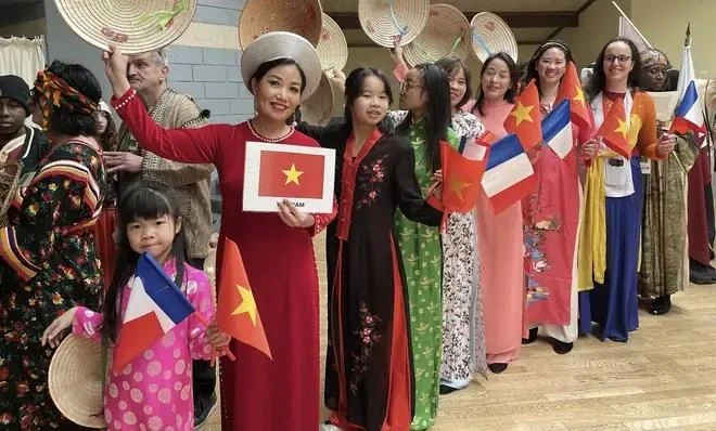 Des femmes vietnamiennes participent à un défilé en France en mars 2022 à l'occasion de la Journée internationale de la Francophonie (20 mars). Photo : VNA