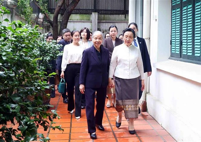 Naly Sisoulith (1er plan à droite), épouse du secrétaire général du Comité central du Parti populaire révolutionnaire lao (PPRL) et président du Laos Thongloun Sisoulith, actuellement en visite au Vietnam, a rendu visite à Ngo Thi Man (1er plan à gauche), épouse du feu secrétaire général du Comité central du Parti communiste du Vietnam (PCV) Nguyen Phu Trong. Photo : VNA