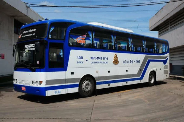 Un bus Loei-Luang Prabang exploité par la société publique thaïlandaise Transport Co. Photo : https://www.bangkokpost.com/