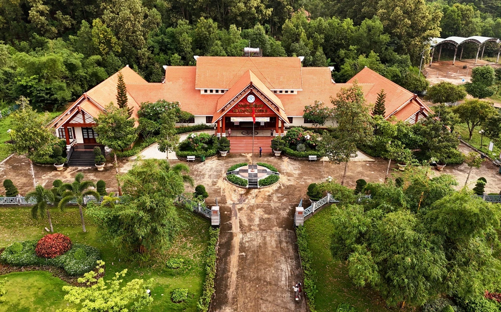 En visitant le hameau de Bom Bo, les touristes auront la chance de revenir sur les jours dynamiques de l’ethnie S'tieng pendant la révolution et d'être dans le son des pilons et des gongs, de boire de l'alcool dans une jarre à travers des tuyaux et d'écouter les histoires sur le hameau de Bom Bo du patriarche du village à côté du feu, etc.