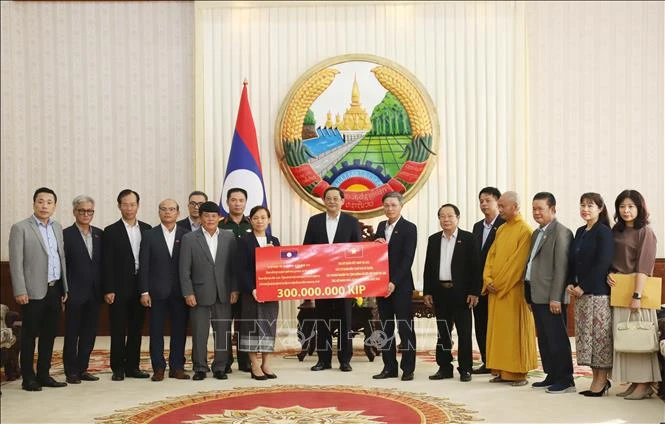 Au Laos, une délégation de la communauté vietnamienne dans ce pays, conduite par le chargé d’affaires a.i de l’ambassade du Vietnam, Phan Minh Chiên, s’est rendue le 16 septembre au bureau du Premier ministre lao pour remettre une aide financière destinée à soutenir les personnes touchées par le typhon Yagi au Nord du Laos. Photo : VNA