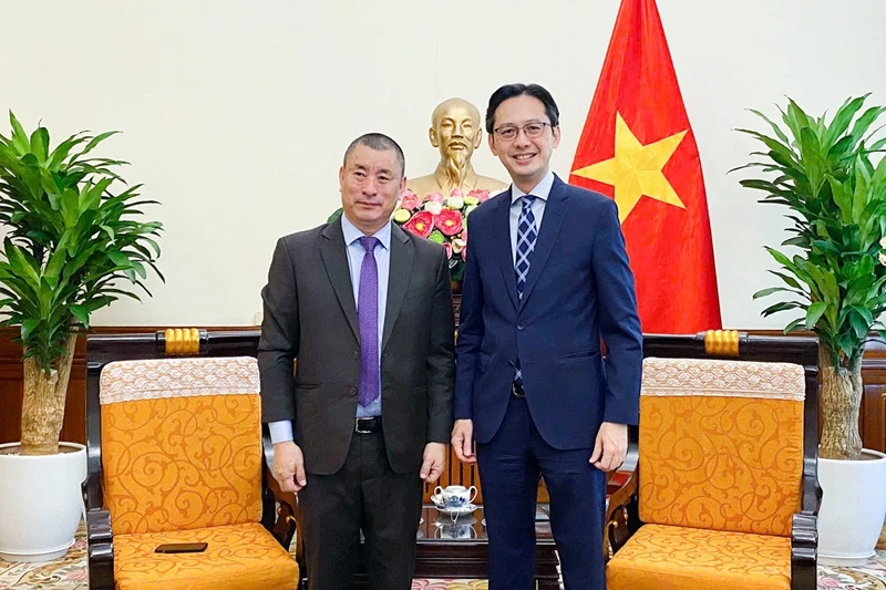 L'ambassadeur du Bhoutan en Thaïlande et au Vietnam, Kinzang Dorji et le vice-ministre vietnamien des Affaires étrangères Do Hung Viet (droite). Photo : VNA