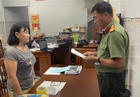 L'Agence d’investigation de la Police de Kien Giang (Sud) a rendue publique une décision de poursuivre l'affaire, de poursuivre le suspect, d'émettre un mandat de perquisition et un mandat de détention provisoire contre Nguyen Ngoc Chau pour l'action visant à ''renverser l'administration populaire". Photo : VNA