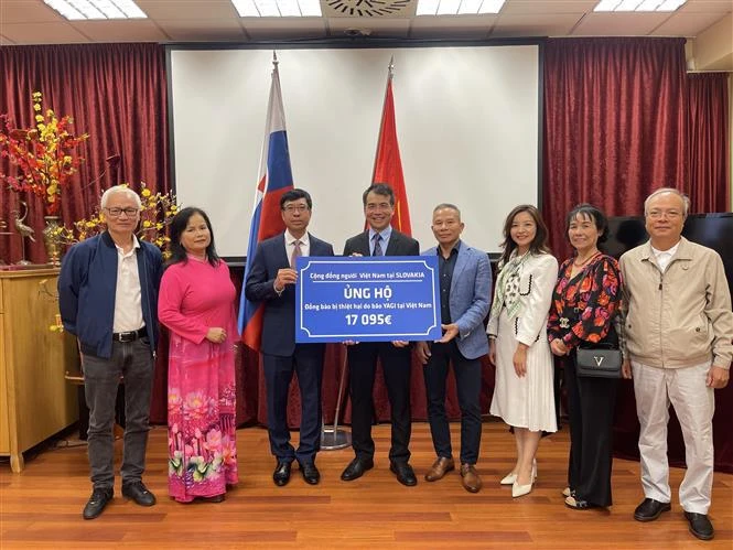 L’ambassade du Vietnam en Slovaquie a reçu le 20 septembre symboliquement environ 17 000 euros offerts par la communauté vietnamienne. Cette somme a été transférée par l'Association vietnamienne en Slovaquie au Front de la Patrie du Vietnam dans le but d'aider les victimes du typhon Yagi à stabiliser rapidement leur vie. Photo: VNA