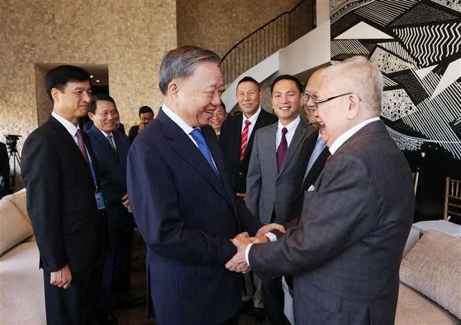 Le secrétaire général du Comité central (CC) du Parti communiste du Vietnam (PCV), président du Vietnam, To Lam (à cravatte bleue foncée) rerencontre un groupe d'intellectuels vietnamiens à Houston, aux États-Unis. Photo : VNA