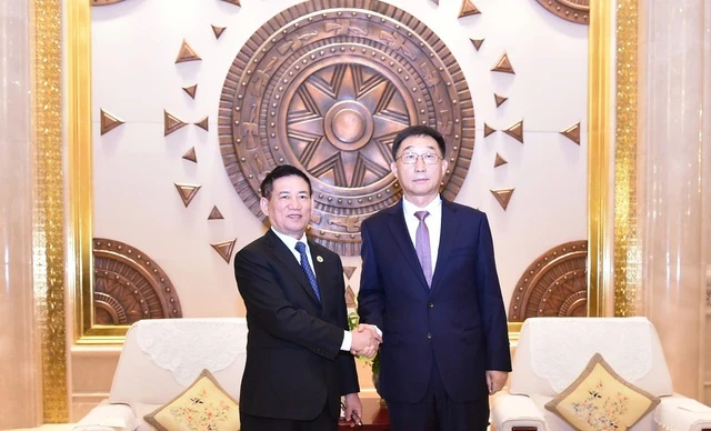 le vice-Premier ministre Ho Duc Phoc (à gauche) et Liu Ning, secrétaire du Comité du Parti communiste chinois (PCC) de la Région autonome Zhuang du Guangxi, président du Comité permanent de l’Assemblée populaire régionale. Photo : baochinhphu.vn