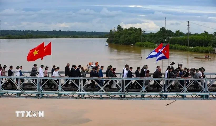 Une délégation cubaine visite le pont Hien Luong sur le site de reliques nationales spéciales des rives Hien Luong - Ben Hai dans la province de Quang Tri en septembre 2023. Le pont symbolise historiquement la division du Vietnam et le désir de réunification nationale pendant la guerre. Photo : VNA