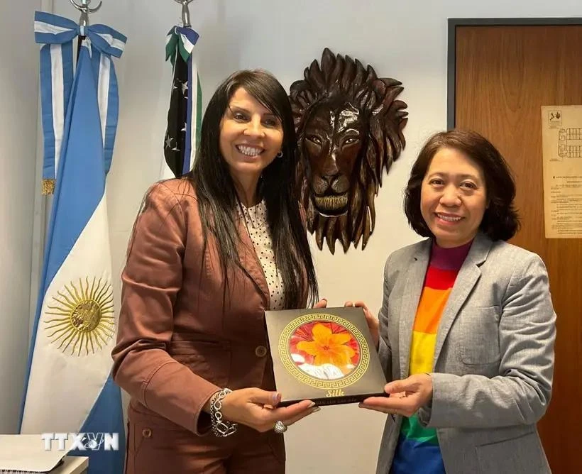 L'ambassadrice du Vietnam en Argentine, Ngo Minh Nguyet (droite) et la députée de la province de Rio Negro, Lorena Villaverde. Photo : VNA