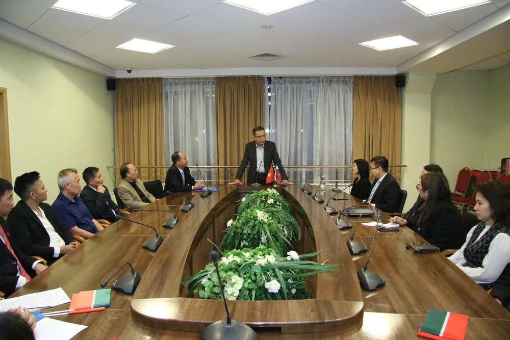 Une délégation de l'ambassade du Vietnam en Fédération de Russie, conduite par l'ambassadeur Dang Minh Khoi (debout), a eu une séance de travail avec des représentants de la communauté vietnamienne de la ville de Kazan. Photo : VNA