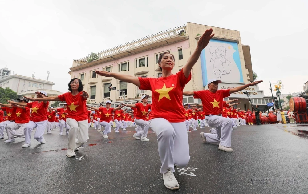 Près de 2.000 personnes âgées de Hanoï participent au Festival de la santé des personnes âgées de la capitale 2023. Photo : VNA