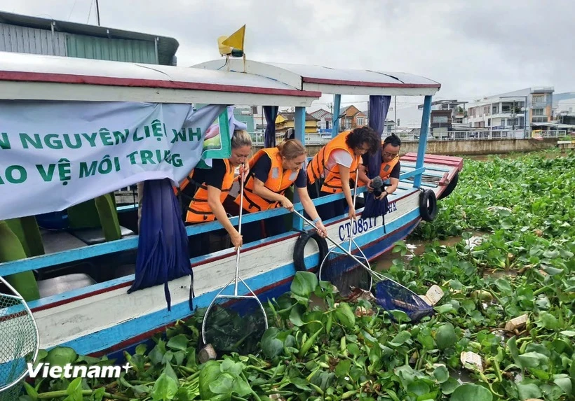 Une campagne a été lancée pour collecter les déchets au marché flottant de Cai Rang sur la rivière Can Tho, une destination touristique populaire de l’arrondissement de Ninh Kieu. Photo : VietnamPlus