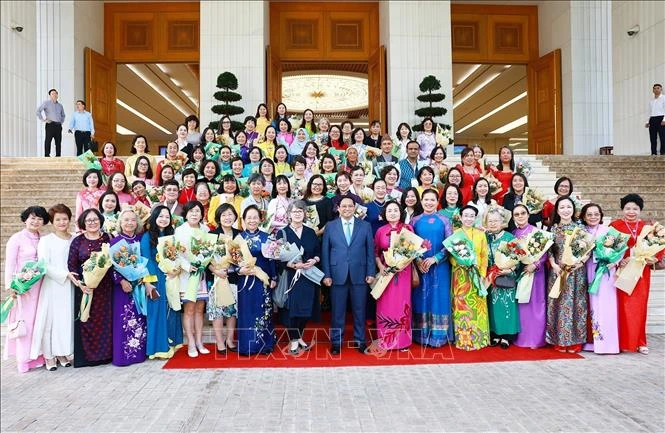 Le Premier ministre et les déléguées lors de la rencontre. Photo : VNA