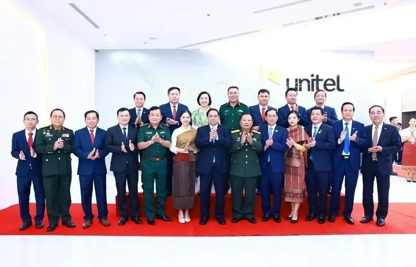 Le Premier ministre Pham Minh Chinh et des représentants d'Unitel. Photo : VNA