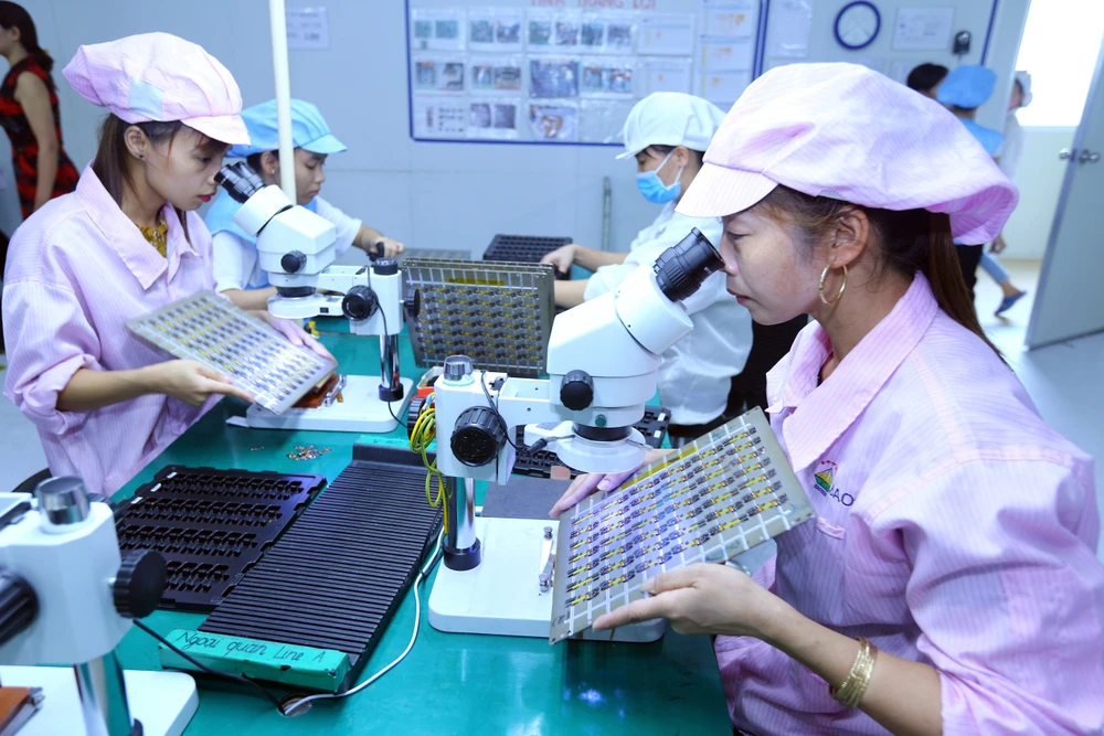 La chaîne de production de composants électroniques dans la Sarl Bao Sen, à capital chinois dans la province de Bac Giang (Nord). Photo : VNA