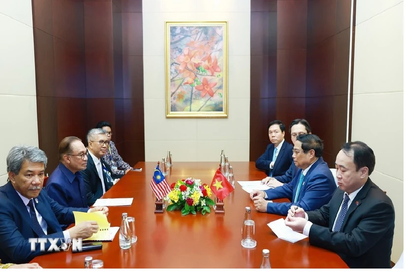 Le Premier ministre Pham Minh Chinh rencontre son homologue malaisien Anwar Ibrahim. Photo : VNA