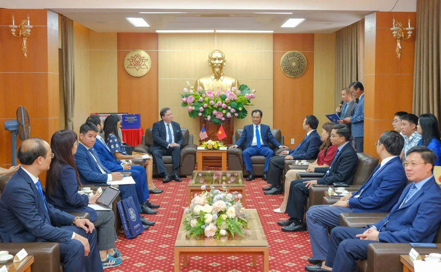 Lors de la séance de travail. Photo : https://giaoducthoidai.vn/