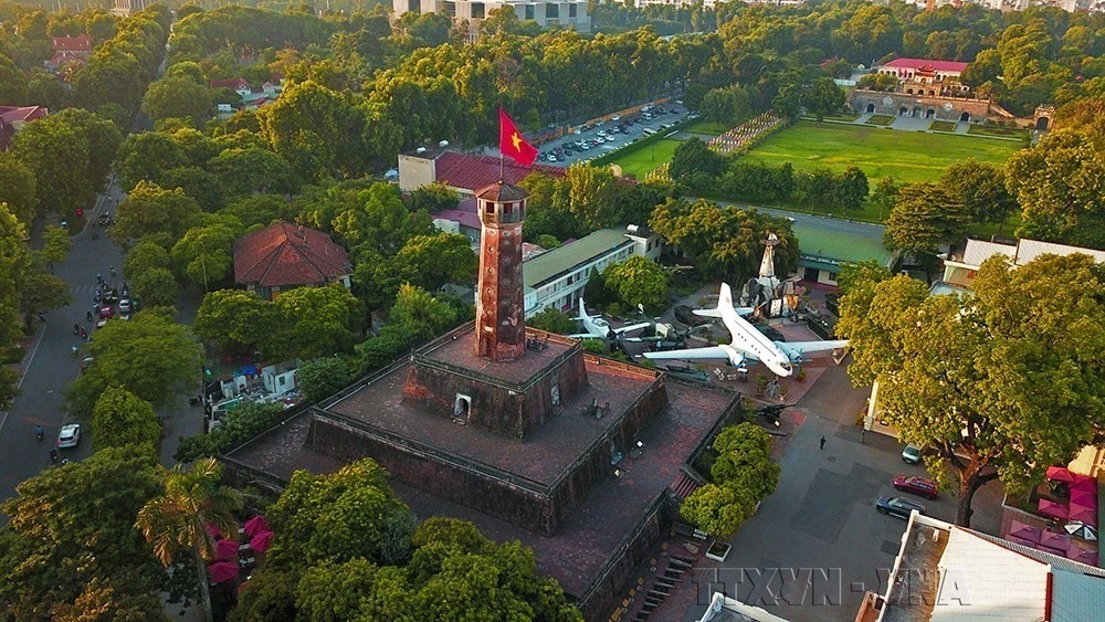 La Tour du drapeau de Hanoï est située dans l’enceinte du Musée d’histoire militaire du Vietnam (anciennement Musée de l'Armée), rue Dien Bien Phu, arrondissement de Ba Dinh. Photo : Minh Duc – VNA