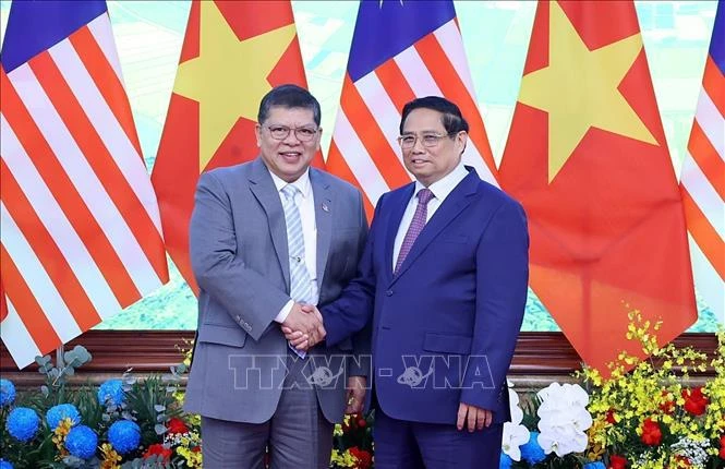 Le Premier ministre vietnamien Pham Minh Chinh (à droite) et le président de la Chambre des représentants de Malaisie, Tan Sri Dato' Johari Bin Abdul, Photo : VNA