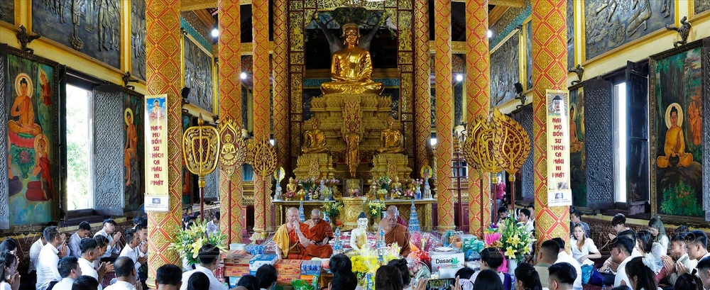 La fête Sene Dolta de l’ethnie khmère dans les provinces d’An Giang, Kiên Giang, Trà Vinh et Sóc Trăng du delta du Mékong dure trois jours. 