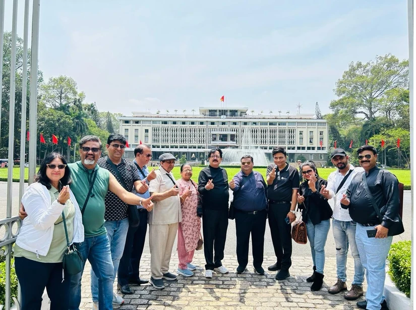 Un groupe de touristes indiens au Palais de l'Indépendance, à Hô Chi Minh-Ville. Photo: VietnamPlus