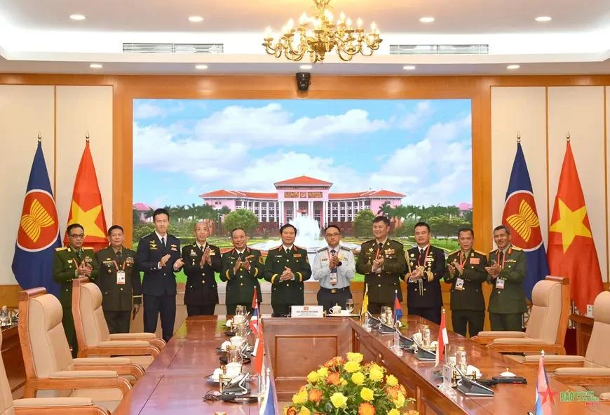 e général Nguyen Tan Cuong, chef d'état-major général de l'Armée populaire du Vietnam et vice-ministre de la Défense reçoit à Hanoï, les chefs des délégations des pays de l'ASEAN participant à la première Conférence des dirigeants de la communauté du renseignement militaire de l'ASEAN (AMICLC-1). Photo : VNA