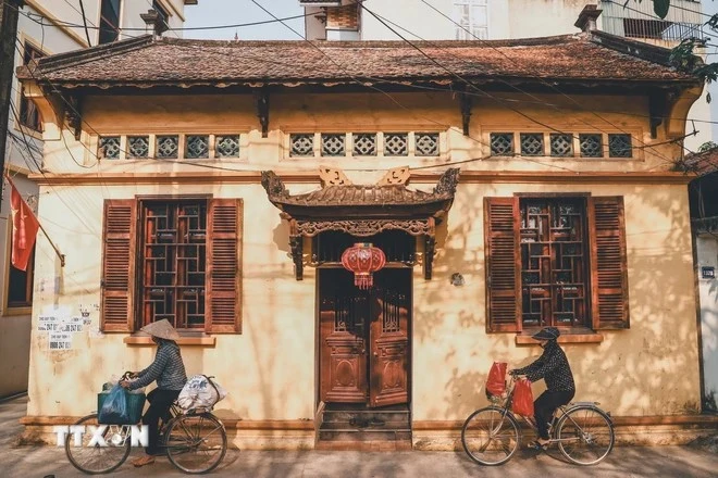 Dans les années 90, le village de Cu Da comptait 255 maisons anciennes dont environ 15 à 20 maisons étaient d'architecture française, le reste étant d'anciennes maisons vietnamiennes. A travers des hauts et des bas historiques et le développement urbain, ce nombre a considérablement diminué, laissant environ 55 maisons anciennes. Photo : Van Chi/VNA