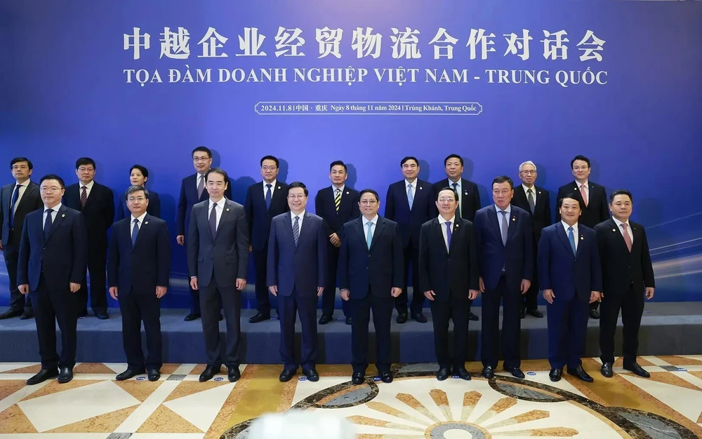 Le PM vietnamien à l'échange de vue avec des entreprises vietnamiennes et chinoises à Chongqing. Photo : VNA