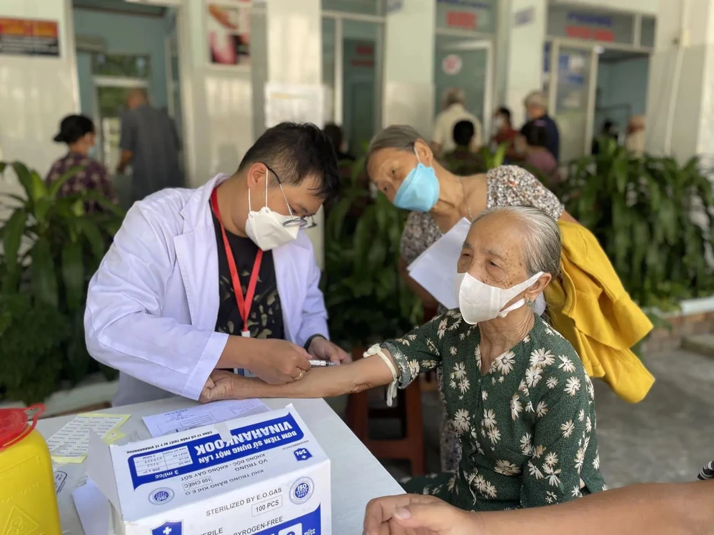 Donner des soins médicaux aux personnes âgées. Photo: journal Tin Tuc