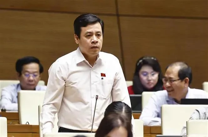 Le député Tran Anh Tuan, de Ho Chi Minh-Ville, lors de la séance dans la matinée du 11 novembre dans le cadre de la 8e session de la 15e législature de l’Assemblée nationale. Photo : VNA