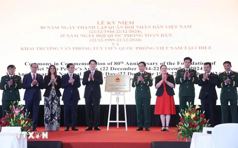 Le président Luong Cuong à la célébration des 80 ans de la fondation de l'Armée populaire vietnamienne au Chili. Photo : VNA