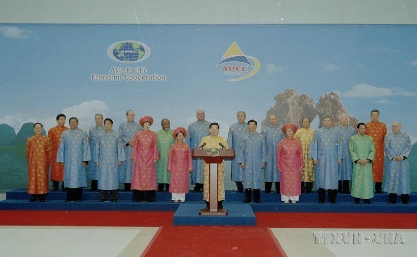 Le président Nguyen Minh Triet lit la Déclaration commune lors du 14e Sommet de l'APEC, tenu à Hanoï, le 19 novembre 2006. Photo : Xuan Tuan/VNA