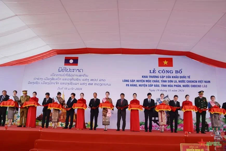 Lors de la cérémonie inaugurale du poste-frontière international Long Sap (district de Moc Chau, province de Son La, Vietnam) et Pa Hang (district de Sop Bao, province de Houaphan, Laos). Photo : VNA