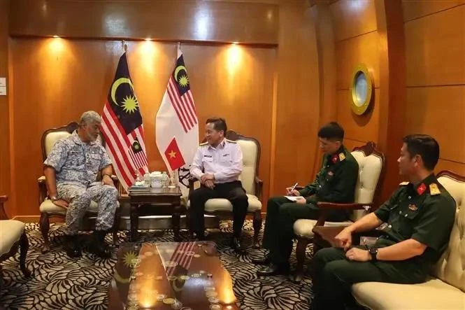 Le contre-amiral Nguyen Dinh Hung, commandant adjoint de la marine populaire vietnamienne, a rendu une visite de courtoisie à l'amiral Datuk Zulhelmy Ithnain, chef de la marine royale malaisienne à Kuala Lumpur le 21 novembre. Photo : VNA