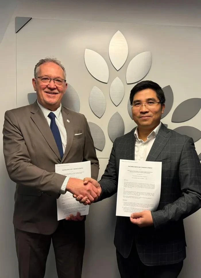 Nguyen Trung Dung, président du VNEI (à droite) et Alain Roy, vice-président de la CICAN. Photo : VNA