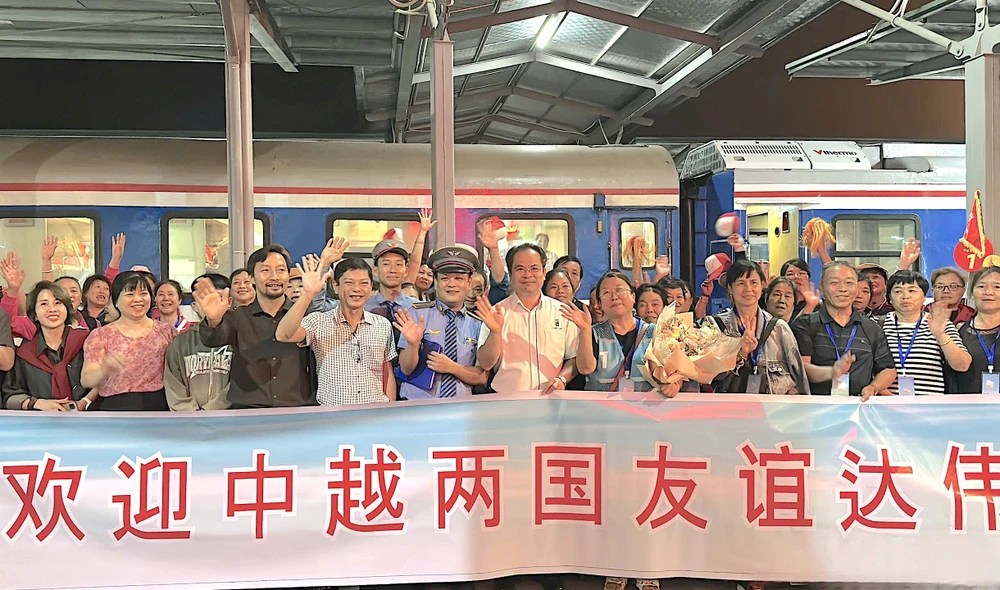 Le groupe de touristes chinois à la gare de Lao Cai. Photo : baolaocai.vn