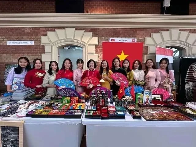 Les deux stands vietnamiens, mettant en avant des souvenirs, des produits artisanaux et des spécialités culinaires, ont attiré un large public ainsi que l’attention des médias locaux. Photo : VNA