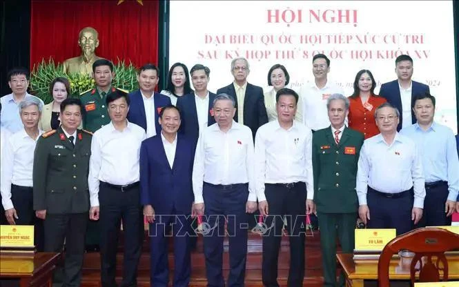 Le secrétaire général du Comité central (CC) du Parti communiste du Vietnam (PCV), To Lam (premier rang, 5e à partir de la droite), lors de la rencontre. Photo : VNA