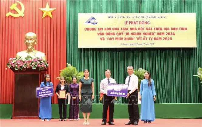 La province d’An Giang, dans le delta du Mékong, a lancé le 4 décembre une campagne de mobilisation de ressources pour éliminer les maisons temporaires et délabrées, réparer et construire des maisons pour les personnes pauvres. Photo : VNA