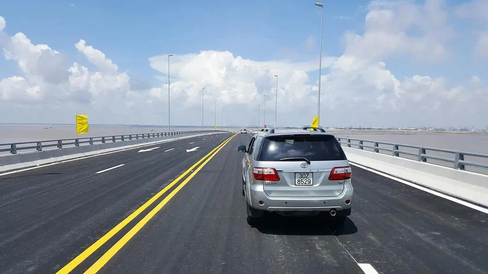 Le 2 septembre 2017, le pont maritime Tan Vu - Lach Huyen, d'un investissement total de près de 12.000 milliards de dongs, a été officiellement mis en service. Photo ; tuoitre