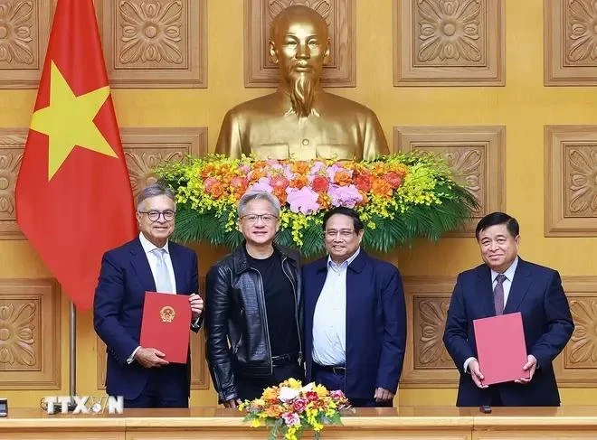 Le Premier ministre Pham Minh Chinh (2e de droite à gauche) et le président-directeur général de NVIDIA Jensen Huang (2e de gauche à droite) lors de la cérémonie de signature d'un accord de coopération entre le gouvernement vietnamien et le géant américain des puces électroniques sur la création d'un centre de recherche et développement en intelligence artificielle (IA) et d'un centre de données IA au Vietnam. Phot : VNA