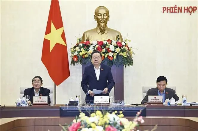 Le président de l’AN Tran Thanh Man (debout) à l’ouverture de la réunion. Photo : VNA