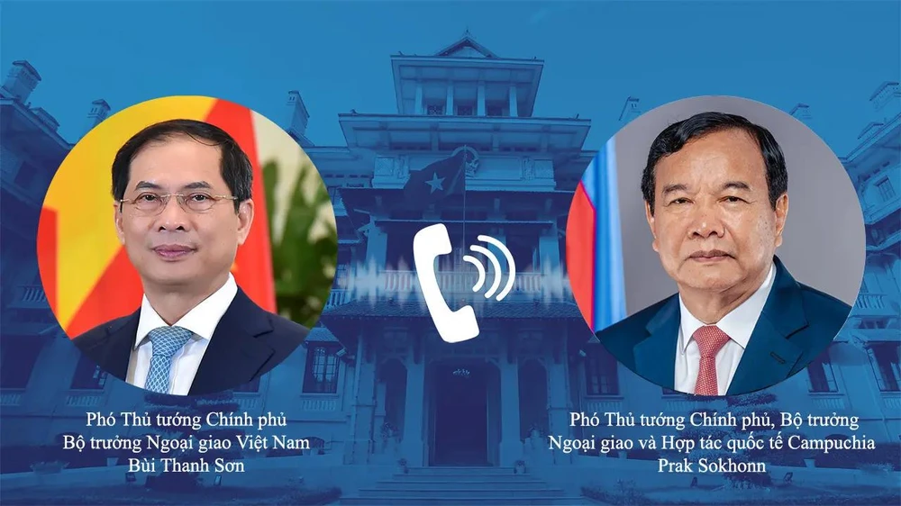 Le vice-Premier ministre et ministre vietnamien des Affaires étrangères Bui Thanh Son (gauche) a eu le 12 décembre une conversation téléphonique avec le vice-Premier ministre cambodgien et ministre des Affaires étrangères et de la Coopération internationale Prak Sokhonn. Photo : VNA