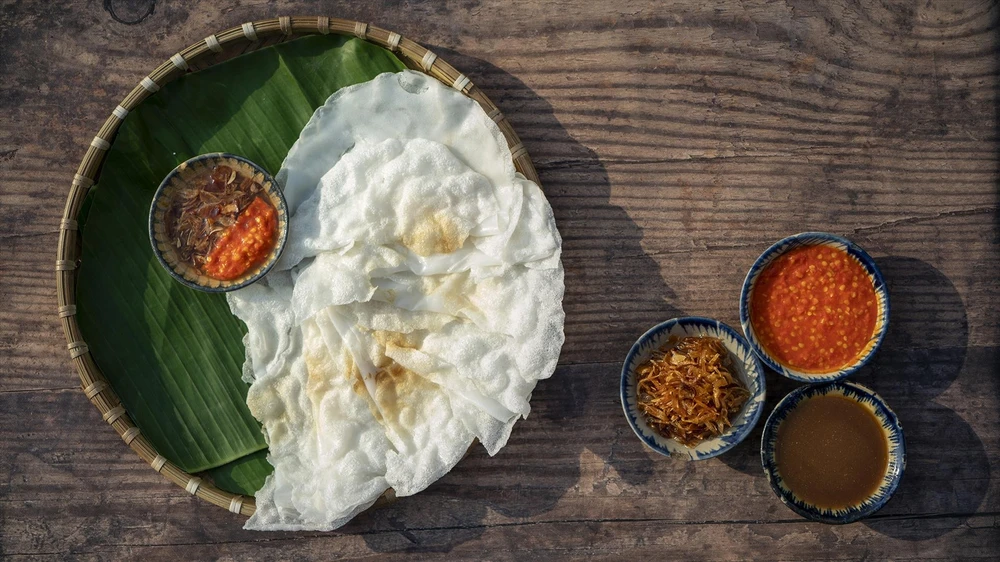 Le banh dap de Hoi An séduit par sa saveur unique, grâce aux palourdes délicieuses de la région de Cam Nam. Ce plat est une harmonie parfaite entre le banh dap croustillant, les palourdes sautées savoureuses et une sauce trempette exquise. Photo : Vietnam Illustré