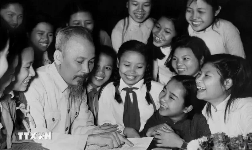 Una delegación de alumnos de la escuela Trung Vuong, en representación de estudiantes con logros sobresalientes en Hanoi, visita al Tío Ho en su cumpleaños, el 19 de mayo de 1958, en el Palacio Presidencial (Foto: VNA)